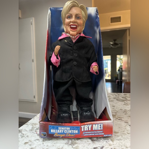 Senator Hillary Clinton Boogie Diva, dancing & singing doll, was created in 2008 - Picture 3 of 6